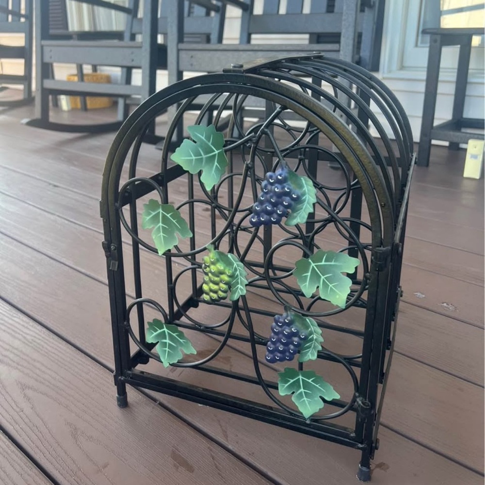 Decorative Black Metal Wine Rack with Grapes Design